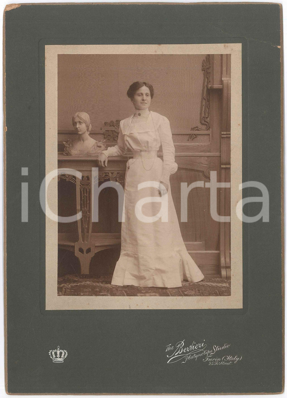 1900 ca TORINO Ritratto di nobildonna in salotto Liberty *Foto BERTIERI 17x23 cm Fotografia originale d'epoca, montata su cartoncino rigido.FOTOGRAFO: Torino - Bertieri, via Po 25 POOR/danneggiato piegatura angolare e minima sbrecciatura al cartoncino Formato: 17x23 cm originale e autentica 1
