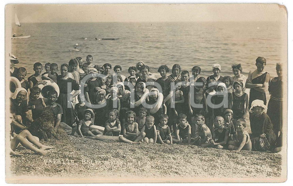 1915 ca VARAZZE - COLONIE - Bagnanti in spiaggia *Foto cartolina VINTAGE Fotografia originale d'epoca, in formato cartolina postale.    FAIR/discreto piegature angolari con minima mancanza Formato: 14x9 cm originale e autentica 1