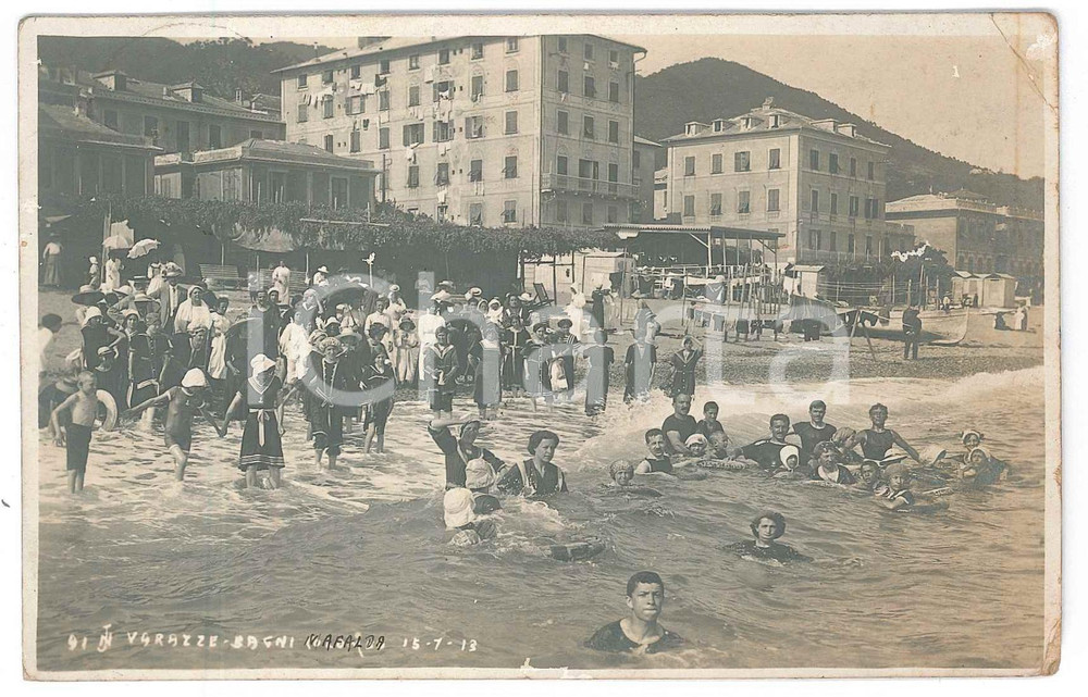 1913 COLONIE - VARAZZE - Bagni Mafalda - Bagnanti in spiaggia *Foto cartolina Fotografia originale d'epoca, in formato cartolina postale.    POOR/danneggiato piegature angolari con abrasioni Formato: 14x9 cm originale e autentica 1