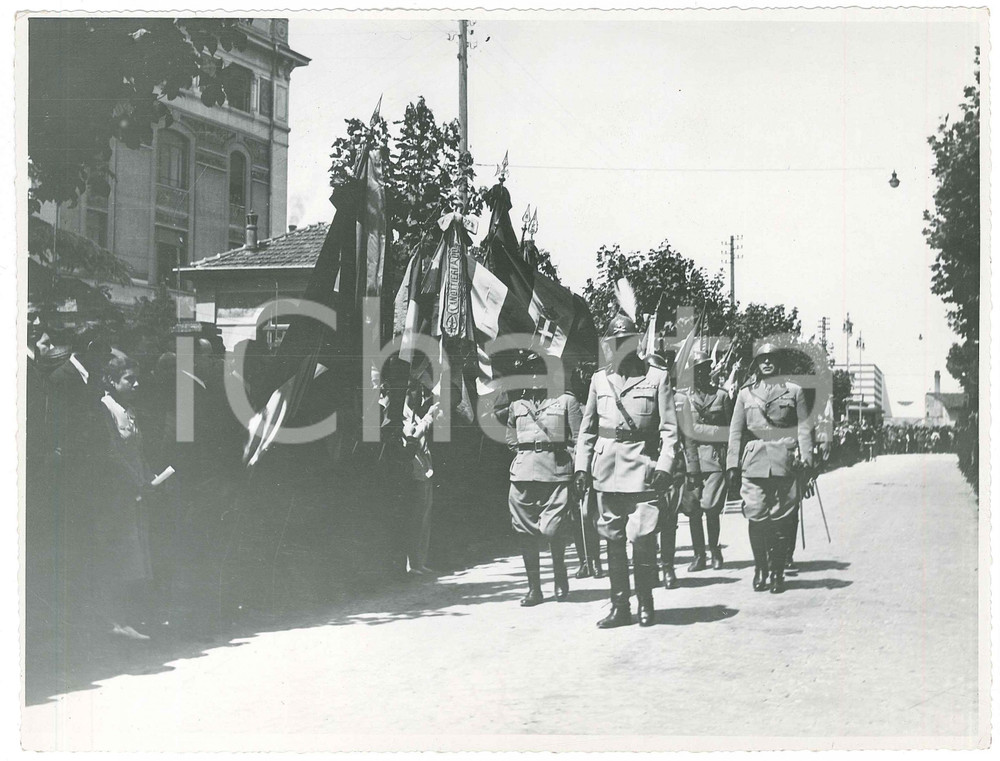 1950 ca MILANO (?) Parata militare - Foto 24x18 cm  Fotografia originale d'epoca. GOOD/buono  Formato: 24x18 cm originale e autentica 1