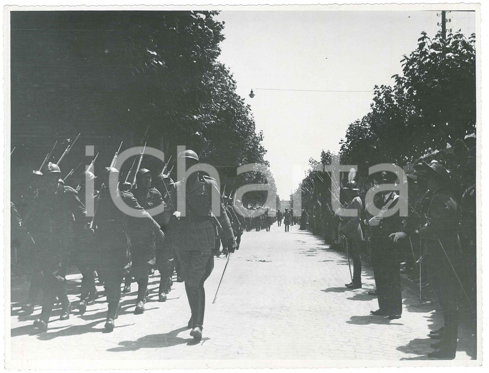 1950 ca MILANO (?) Parata militare - Fanteria - Foto 24x18 cm  Fotografia originale d'epoca. GOOD/buono  Formato: 24x18 cm originale e autentica 1