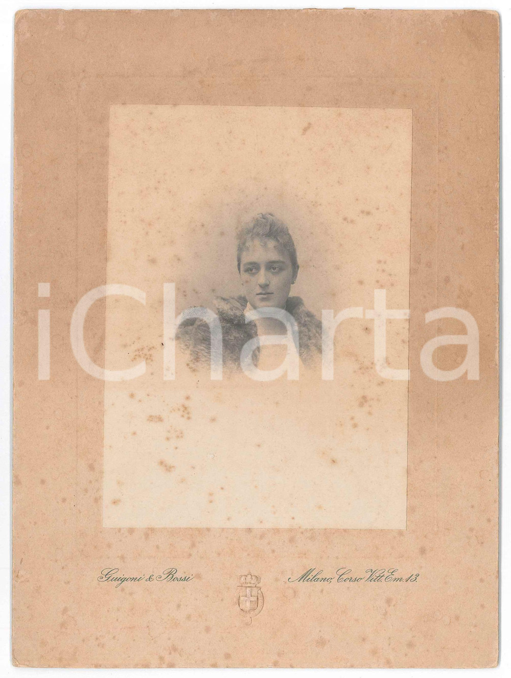 1890 ca MILANO Ritratto di donna con manto in pellicca *Foto GUIGONI & BOSSI Fotografia d'epoca, su cartoncino rigido, con didascalia "Maria" al verso. FOTOGRAFO: Guigoni &amp; Bossi - Milano FAIR/discreto fioriture Formato: 16x22 cm originale e autentica 1
