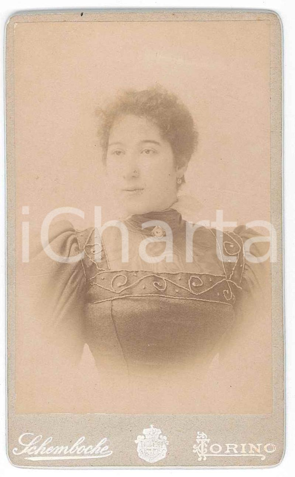 1890 ca TORINO Giovane donna con abito ricamato - Foto SCHEMBOCHE CDV  Fotografia d'epoca, su cartoncino rigido.FOTOGRAFO: Schemboche - Torino, piazza Castello 23 GOOD/buono  Formato: 6x10 cm originale e autentica 1