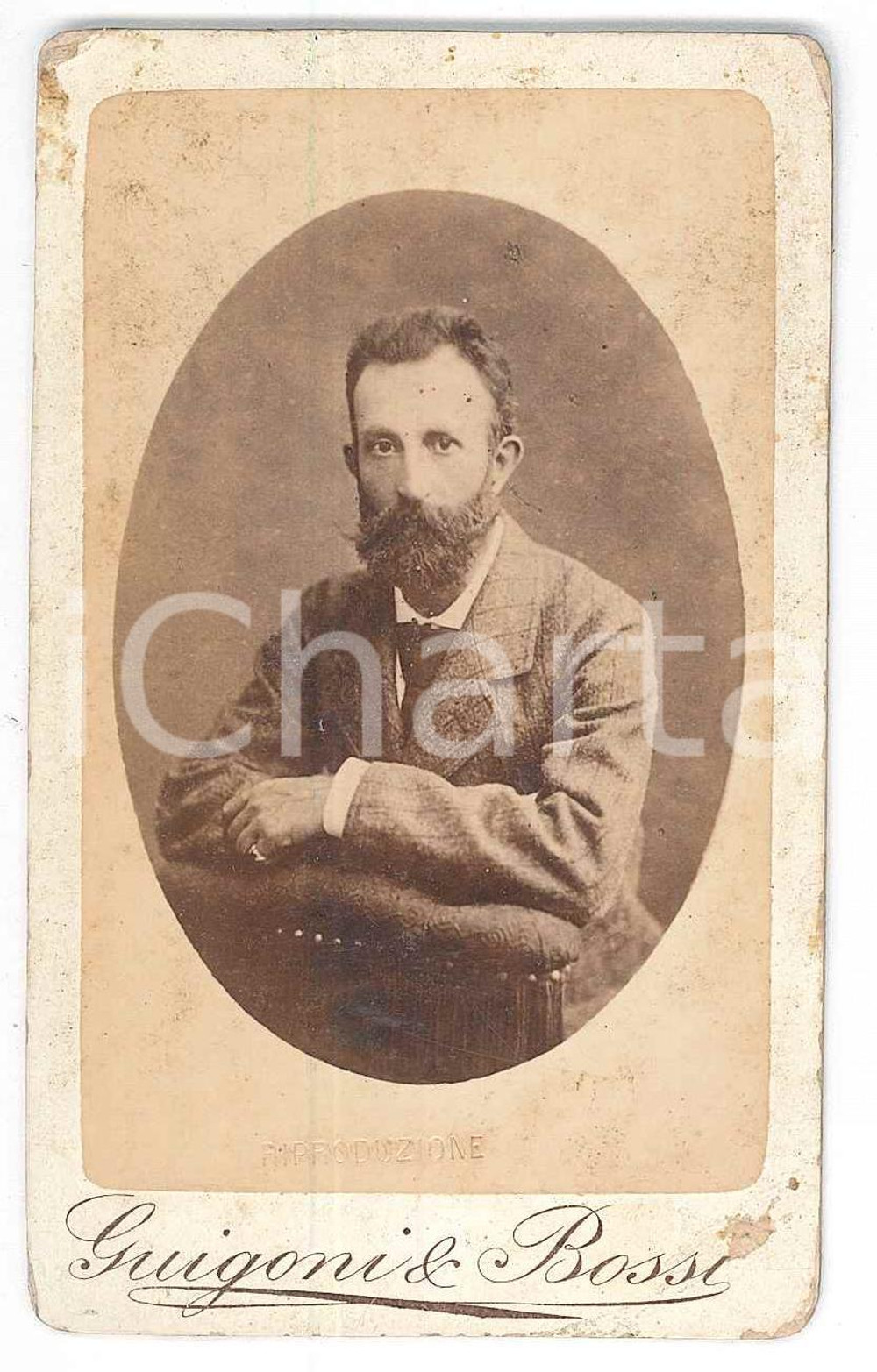 1880 ca MILANO Ritratto maschile in abito a quadretti - Foto CALZOLARI CDV  Fotografia d'epoca, su cartoncino rigido.FOTOGRAFO: Calzolari / successori Guigoni &amp; Bossi - Milano, corso Vittorio Emanuele 13 FAIR/discreto sbrecciature angolari e residui cartacei Formato: 6x10 cm originale e autentica 1