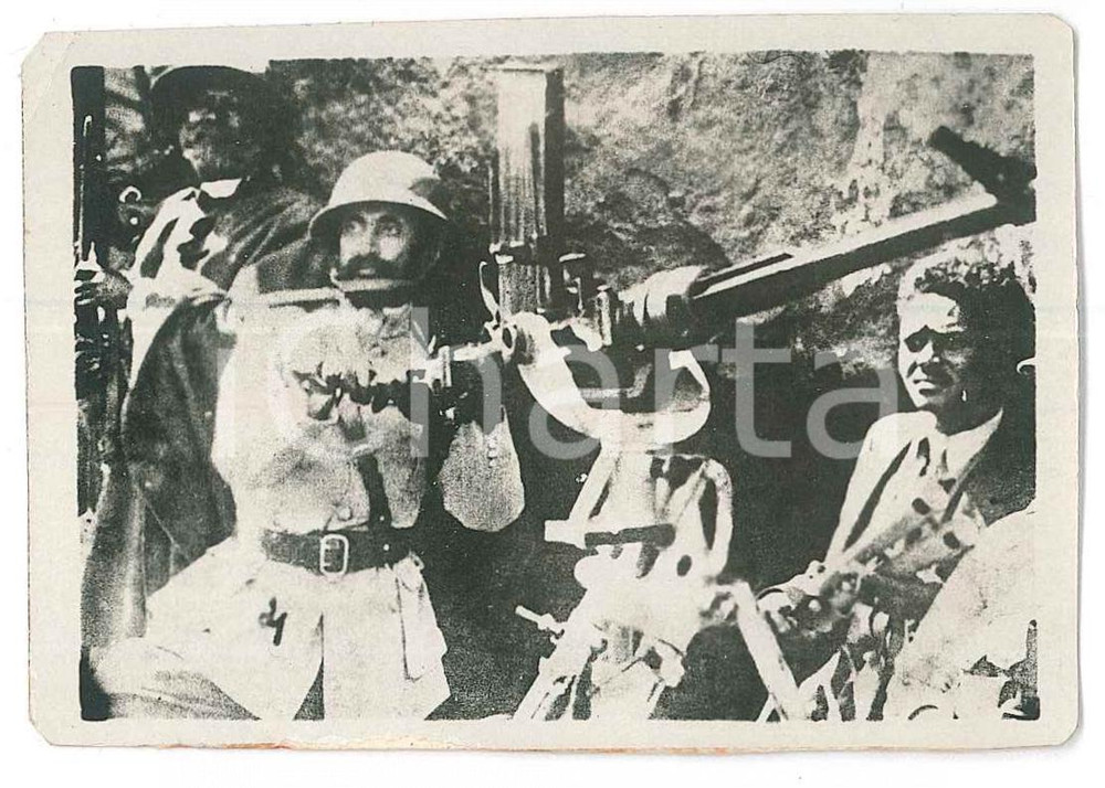 1940 ca AOI ETIOPIA Negus HailÃ© SELASSIE' prova mitragliatrice *Foto 9x6 cm Fotografia originale d'epoca, con didascalia al verso. FAIR/discreto smussature angolari Formato: 9x6 cm originale e autentica 1
