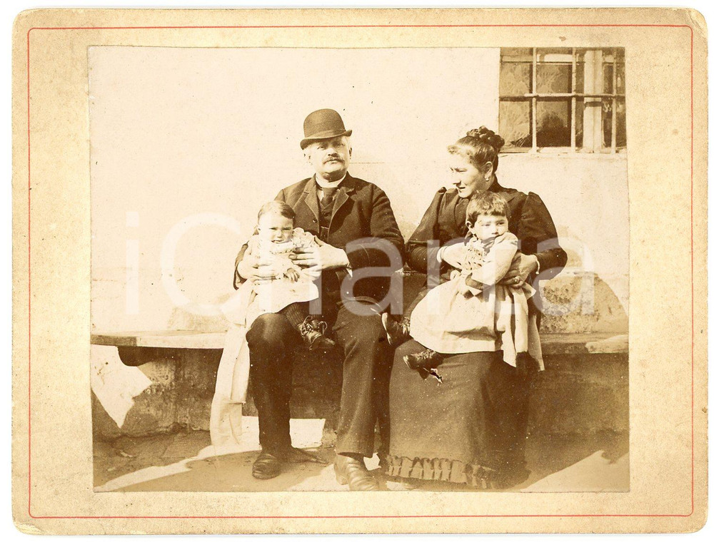 1900 ca ITALIA Coppia di nonni con i nipotini - Foto VINTAGE 12x9 cm Fotografia d'epoca, su cartoncino rigido. GOOD/buono lievi smussature angolari Formato: 12x9 cm originale e autentica 1