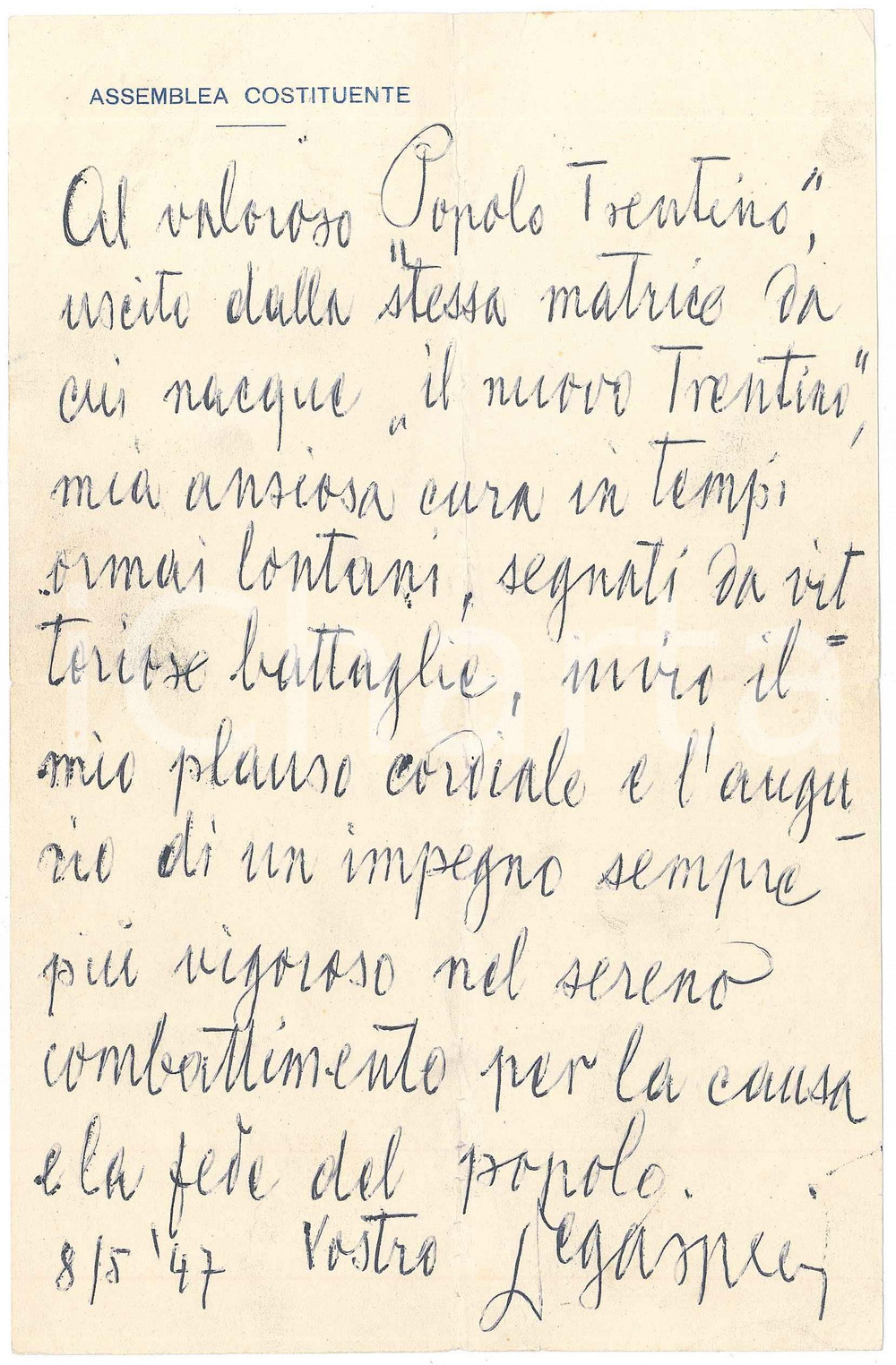 1947 ROMA Lettera Alcide DE GASPERI al valoroso popolo trentino - AUTOGRAFO Lettera interamente autografa di Alcide De Gasperi, che esprime il suo augurio al popolo trentino:"Al valoroso Popolo Trentino, uscito dalla stessa matrice da cui nacque 'il nuovo Trentino', mia ansiosa cura in tempi ormai lontani, segnati da vittoriose battaglie, invio il mio plauso cordiale e l'augurio di un impegno sempre pi&ugrave; vigoroso nel sereno combattimento per la causa e la fede del popolo".Su carta intestata "Assemblea Costituente".Unita fotografia seriale di Alcide De Gasperi con firma a stampa.Busta intestata del Ministero del Lavoro, non viaggiata.CONDIZIONI: GPAGINE: 1   Formato: 14x21 cm originale e autentica 1