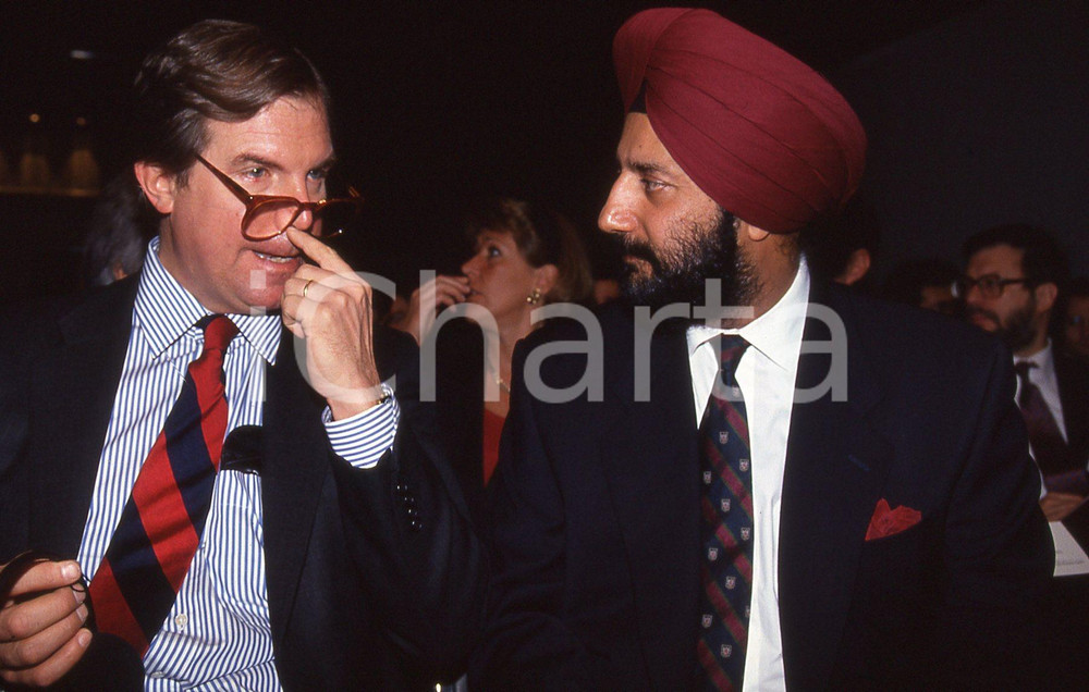 35mm vintage slide* 1995 MILANO Nicholas NEGROPONTE a convegno in Fiera (32)  Diapositiva d'epoca, in formato 35 mm.CONDIZIONI: GOODE' severamente vietata la riproduzione. Tutti i diritti sono riservati.Nella diapositiva ICharta mette in vendita, sul negozio eBay e in esclusiva sul sito "icharta" il proprio archivio composto da numerose diapositive e negativi fotografici d'epoca, tutti originali e autentici, che attraversano la storia del costume italiano tra gli la fine degli anni Sessanta e Novanta.Si tratta di uno sguardo inedito sull'attualit&agrave;, la politica, la vita quotidiana, il gossip e la cultura, che fotografa il cambiamento della nazione in quest'ultimo scorcio del XX secolo. Un'occasione unica per il mercato del collezionismo, che vede finalmente disponibile un archivio eccezionale per vastit&agrave;, tematiche e condizioni, in un settore (il negativo fotografico e la diapositiva) di assoluta novit&agrave; e dalle interessanti prospettive di investimento. GOOD/buono   originale e autentica 1