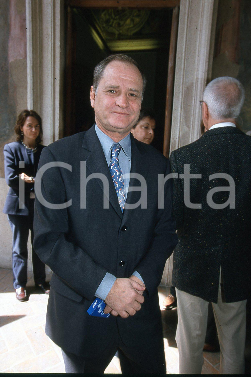 35mm vintage slide* 2000 ROMA TV Michel THOULOUZE presidente Tele + (3)  Diapositiva d'epoca, in formato 35 mm.CONDIZIONI: GOODDiapositiva realizzata nel palazzo Altemps in occasione della firma impegno con governo italiano per i film italiani.E' severamente vietata la riproduzione. Tutti i diritti sono riservati.Nella diapositiva ICharta mette in vendita, sul negozio eBay e in esclusiva sul sito "icharta" il proprio archivio composto da numerose diapositive e negativi fotografici d'epoca, tutti originali e autentici, che attraversano la storia del costume italiano tra gli la fine degli anni Sessanta e Novanta.Si tratta di uno sguardo inedito sull'attualit&agrave;, la politica, la vita quotidiana, il gossip e la cultura, che fotografa il cambiamento della nazione in quest'ultimo scorcio del XX secolo. Un'occasione unica per il mercato del collezionismo, che vede finalmente disponibile un archivio eccezionale per vastit&agrave;, tematiche e condizioni, in un settore (il negativo fotografico e la diapositiva) di assoluta novit&agrave; e dalle interessanti prospettive di investimento. GOOD/buono   originale e autentica 1