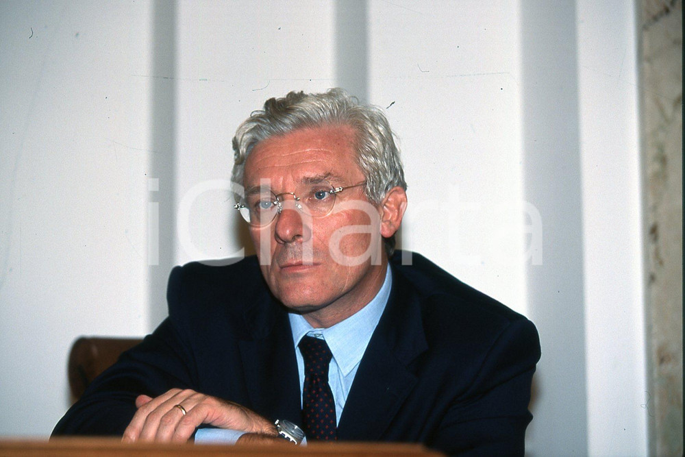 35mm vintage slide* 2000 BRESCIA sindaco Paolo CORSINI ritratto (17)  Diapositiva d'epoca, in formato 35 mm.CONDIZIONI: GOODNella diapositiva ICharta mette in vendita, sul negozio eBay e in esclusiva sul sito "icharta" il proprio archivio composto da numerose diapositive e negativi fotografici d'epoca, tutti originali e autentici, che attraversano la storia del costume italiano tra gli la fine degli anni Sessanta e Novanta.Si tratta di uno sguardo inedito sull'attualit&agrave;, la politica, la vita quotidiana, il gossip e la cultura, che fotografa il cambiamento della nazione in quest'ultimo scorcio del XX secolo. Un'occasione unica per il mercato del collezionismo, che vede finalmente disponibile un archivio eccezionale per vastit&agrave;, tematiche e condizioni, in un settore (il negativo fotografico e la diapositiva) di assoluta novit&agrave; e dalle interessanti prospettive di investimento. GOOD/buono   originale e autentica 1