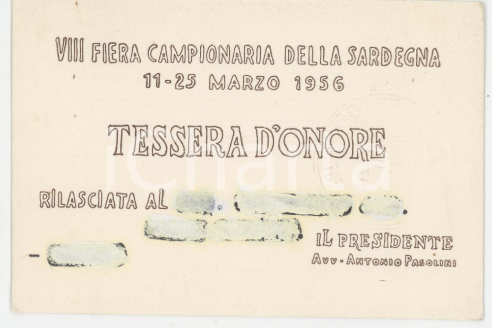 1956 SARDEGNA - VIII Fiera Campionaria - Tessera d'onore 10x7 cm Tessera d'epoca.  POOR/danneggiato Lievi smussature agli angoli, cancellatura la recto, aloni al verso Formato: 10x7 cm originale e autentica 1