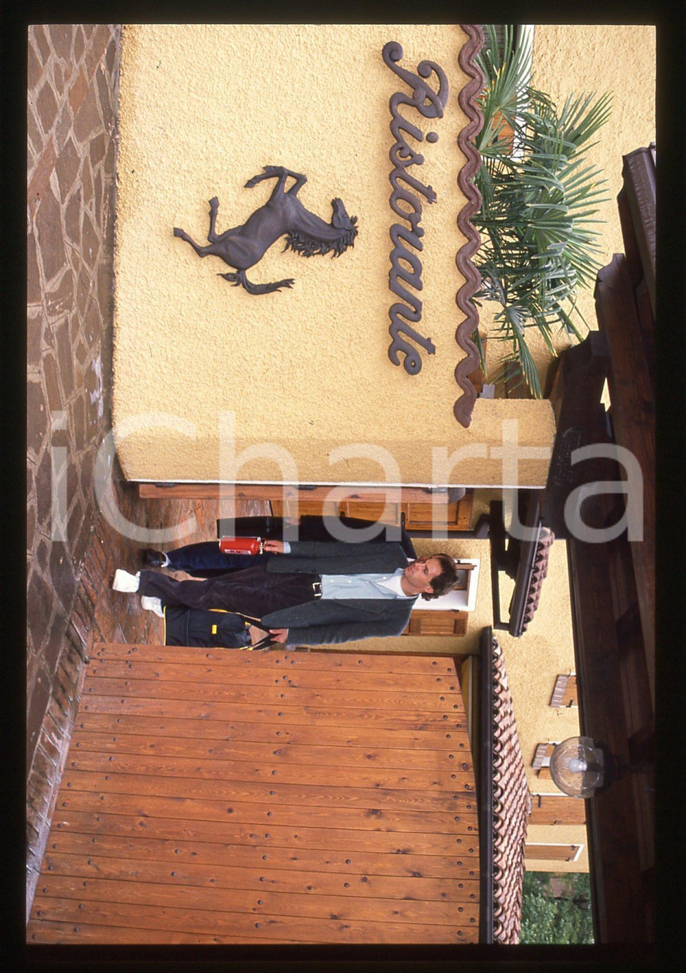 Gerhard BERGER Ristorante CAVALLINO Maranello FERRARI 1995 35mm vintage slide 1 Diapositiva d'epoca, in formato 35 mm.CONDIZIONI: GOODE' severamente vietata la riproduzione. Tutti i diritti sono riservati.ICharta mette in vendita, sul negozio eBay e in esclusiva sul sito "icharta" il proprio archivio composto da numerose diapositive e negativi fotografici d'epoca, tutti originali e autentici, che attraversano la storia del costume italiano tra gli la fine degli anni Sessanta e Novanta.Si tratta di uno sguardo inedito sull'attualità, la politica, la vita quotidiana, il gossip e la cultura, che fotografa il cambiamento della nazione in quest'ultimo scorcio del XX secolo. Un'occasione unica per il mercato del collezionismo, che vede finalmente disponibile un archivio eccezionale per vastità, tematiche e condizioni, in un settore (il negativo fotografico e la diapositiva) di assoluta novità e dalle interessanti prospettive di investimento.  GOOD/buono   originale e autentica 1