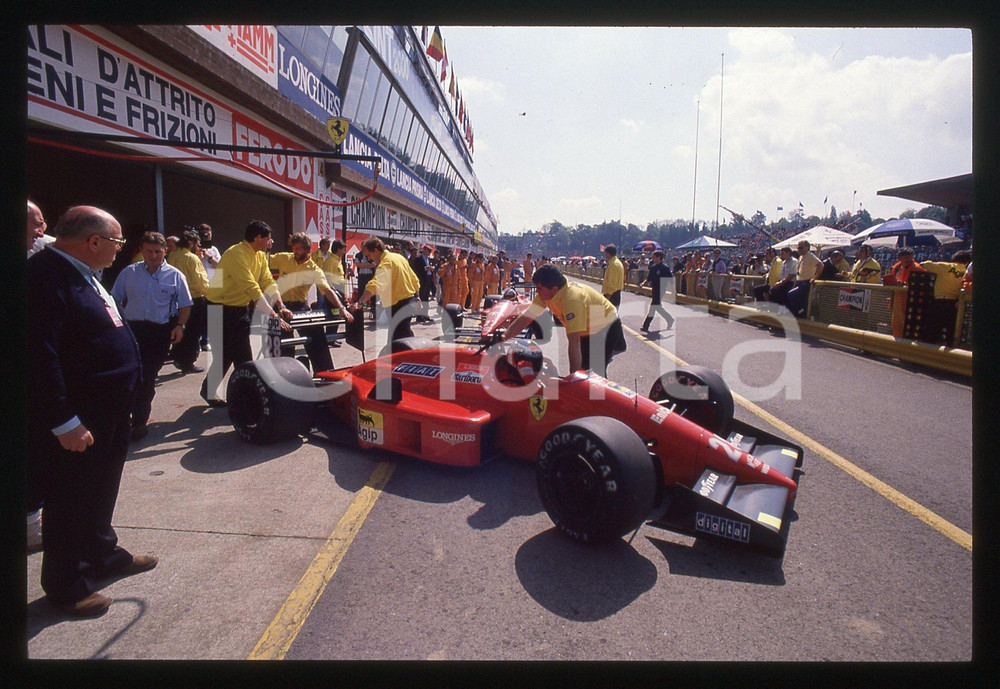 Gerhard BERGER su FERRARI F1-87 durante GP 1987 35 mm vintage slide 8 Diapositiva d'epoca, in formato 35 mm.CONDIZIONI: GOODE' severamente vietata la riproduzione. Tutti i diritti sono riservati.ICharta mette in vendita, sul negozio eBay e in esclusiva sul sito "icharta" il proprio archivio composto da numerose diapositive e negativi fotografici d'epoca, tutti originali e autentici, che attraversano la storia del costume italiano tra gli la fine degli anni Sessanta e Novanta.Si tratta di uno sguardo inedito sull'attualità, la politica, la vita quotidiana, il gossip e la cultura, che fotografa il cambiamento della nazione in quest'ultimo scorcio del XX secolo. Un'occasione unica per il mercato del collezionismo, che vede finalmente disponibile un archivio eccezionale per vastità, tematiche e condizioni, in un settore (il negativo fotografico e la diapositiva) di assoluta novità e dalle interessanti prospettive di investimento.  GOOD/buono   originale e autentica 1