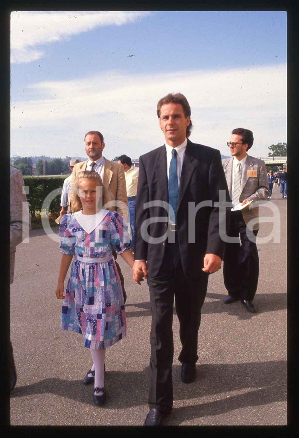 Gerhard BERGER e Christina TROPPMAIR - COSTUME 1990 ca 35 mm vintage slide Diapositiva d'epoca, in formato 35 mm.CONDIZIONI: GOODE' severamente vietata la riproduzione. Tutti i diritti sono riservati.ICharta mette in vendita, sul negozio eBay e in esclusiva sul sito "icharta" il proprio archivio composto da numerose diapositive e negativi fotografici d'epoca, tutti originali e autentici, che attraversano la storia del costume italiano tra gli la fine degli anni Sessanta e Novanta.Si tratta di uno sguardo inedito sull'attualità, la politica, la vita quotidiana, il gossip e la cultura, che fotografa il cambiamento della nazione in quest'ultimo scorcio del XX secolo. Un'occasione unica per il mercato del collezionismo, che vede finalmente disponibile un archivio eccezionale per vastità, tematiche e condizioni, in un settore (il negativo fotografico e la diapositiva) di assoluta novità e dalle interessanti prospettive di investimento.  GOOD/buono   originale e autentica 1