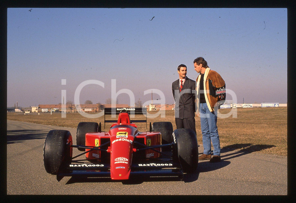 Gerhard BERGER Nigel MANSELL FERRARI 640 F1 FIORANO 1989 35 mm vintage slide 12 Diapositiva d'epoca, in formato 35 mm.CONDIZIONI: GOODE' severamente vietata la riproduzione. Tutti i diritti sono riservati.ICharta mette in vendita, sul negozio eBay e in esclusiva sul sito "icharta" il proprio archivio composto da numerose diapositive e negativi fotografici d'epoca, tutti originali e autentici, che attraversano la storia del costume italiano tra gli la fine degli anni Sessanta e Novanta.Si tratta di uno sguardo inedito sull'attualità, la politica, la vita quotidiana, il gossip e la cultura, che fotografa il cambiamento della nazione in quest'ultimo scorcio del XX secolo. Un'occasione unica per il mercato del collezionismo, che vede finalmente disponibile un archivio eccezionale per vastità, tematiche e condizioni, in un settore (il negativo fotografico e la diapositiva) di assoluta novità e dalle interessanti prospettive di investimento.  GOOD/buono   originale e autentica 1