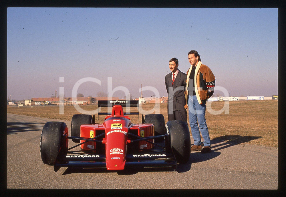 Gerhard BERGER Nigel MANSELL FERRARI 640 F1 FIORANO 1989 35 mm vintage slide 16 Diapositiva d'epoca, in formato 35 mm.CONDIZIONI: GOODE' severamente vietata la riproduzione. Tutti i diritti sono riservati.Nella diapositiva ICharta mette in vendita, sul negozio eBay e in esclusiva sul sito "icharta" il proprio archivio composto da numerose diapositive e negativi fotografici d'epoca, tutti originali e autentici, che attraversano la storia del costume italiano tra gli la fine degli anni Sessanta e Novanta.Si tratta di uno sguardo inedito sull'attualit&agrave;, la politica, la vita quotidiana, il gossip e la cultura, che fotografa il cambiamento della nazione in quest'ultimo scorcio del XX secolo. Un'occasione unica per il mercato del collezionismo, che vede finalmente disponibile un archivio eccezionale per vastit&agrave;, tematiche e condizioni, in un settore (il negativo fotografico e la diapositiva) di assoluta novit&agrave; e dalle interessanti prospettive di investimento.  GOOD/buono   originale e autentica 1