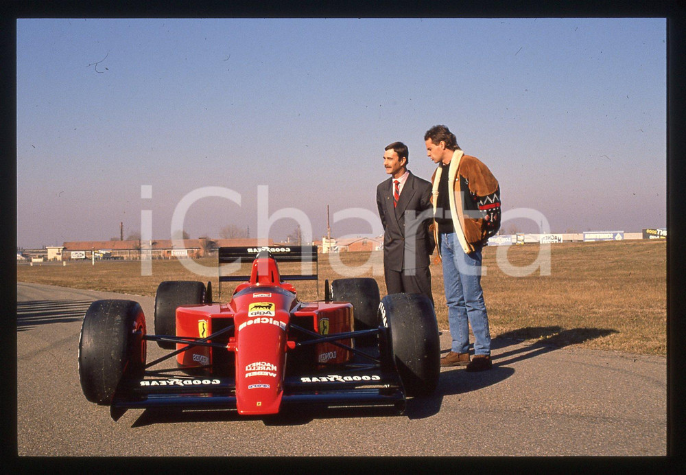 Gerhard BERGER Nigel MANSELL FERRARI 640 F1 FIORANO 1989 35 mm vintage slide 17 Diapositiva d'epoca, in formato 35 mm.CONDIZIONI: GOODE' severamente vietata la riproduzione. Tutti i diritti sono riservati.ICharta mette in vendita, sul negozio eBay e in esclusiva sul sito "icharta" il proprio archivio composto da numerose diapositive e negativi fotografici d'epoca, tutti originali e autentici, che attraversano la storia del costume italiano tra gli la fine degli anni Sessanta e Novanta.Si tratta di uno sguardo inedito sull'attualità, la politica, la vita quotidiana, il gossip e la cultura, che fotografa il cambiamento della nazione in quest'ultimo scorcio del XX secolo. Un'occasione unica per il mercato del collezionismo, che vede finalmente disponibile un archivio eccezionale per vastità, tematiche e condizioni, in un settore (il negativo fotografico e la diapositiva) di assoluta novità e dalle interessanti prospettive di investimento.  GOOD/buono   originale e autentica 1