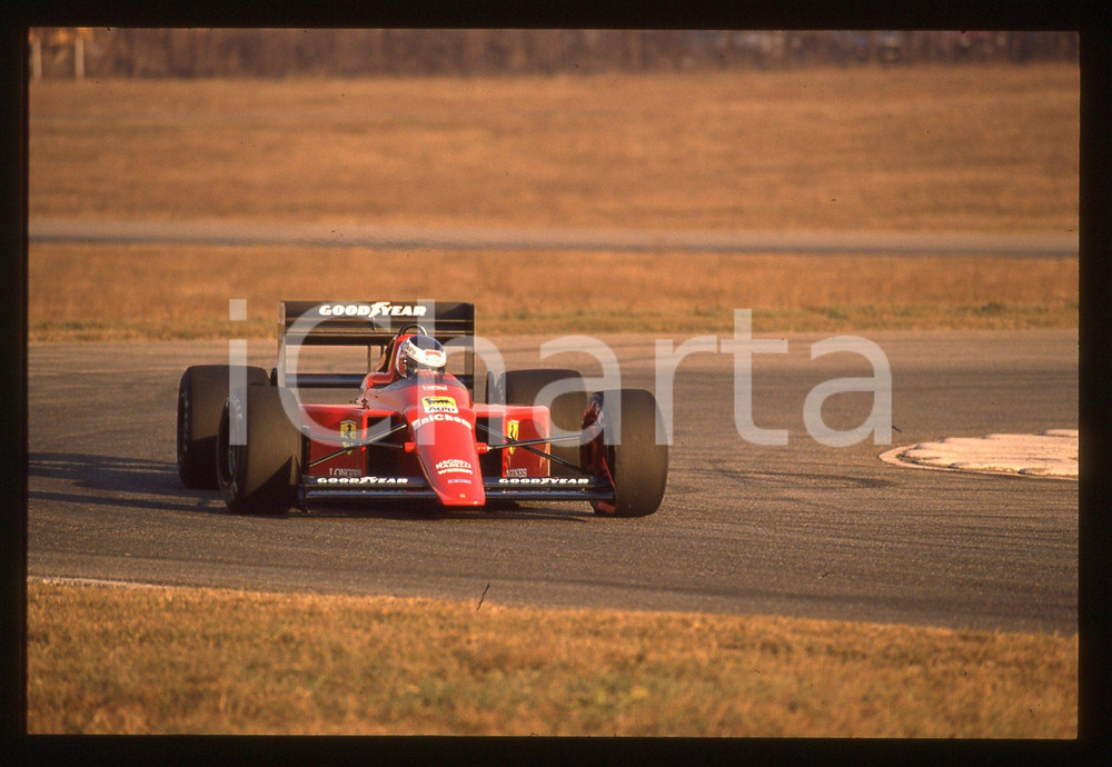 Gerhard BERGER su FERRARI 640 F1 durante GP 1989 35 mm vintage slide 3 Diapositiva d'epoca, in formato 35 mm.CONDIZIONI: GOODE' severamente vietata la riproduzione. Tutti i diritti sono riservati. ICharta mette in vendita, sul negozio eBay e in esclusiva sul sito "icharta" il proprio archivio composto da numerose diapositive e negativi fotografici d'epoca, tutti originali e autentici, che attraversano la storia del costume italiano tra gli la fine degli anni Sessanta e Novanta.Si tratta di uno sguardo inedito sull'attualità, la politica, la vita quotidiana, il gossip e la cultura, che fotografa il cambiamento della nazione in quest'ultimo scorcio del XX secolo. Un'occasione unica per il mercato del collezionismo, che vede finalmente disponibile un archivio eccezionale per vastità, tematiche e condizioni, in un settore (il negativo fotografico e la diapositiva) di assoluta novità e dalle interessanti prospettive di investimento.  GOOD/buono   originale e autentica 1