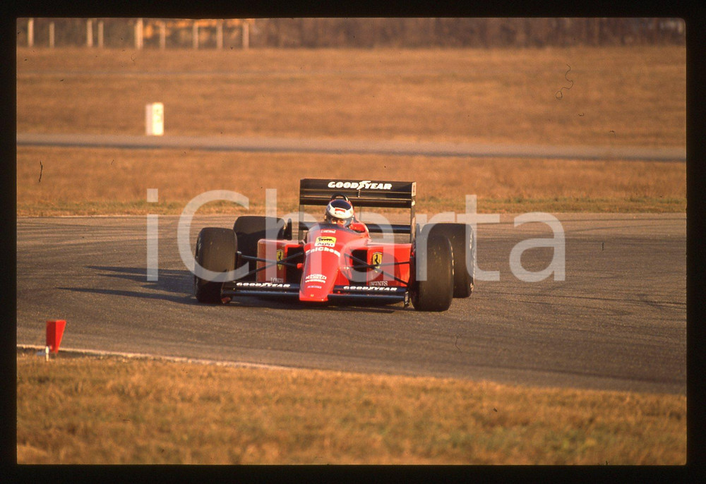 Gerhard BERGER su FERRARI 640 F1 durante GP 1989 35 mm vintage slide 4 Diapositiva d'epoca, in formato 35 mm.CONDIZIONI: GOODE' severamente vietata la riproduzione. Tutti i diritti sono riservati. ICharta mette in vendita, sul negozio eBay e in esclusiva sul sito "icharta" il proprio archivio composto da numerose diapositive e negativi fotografici d'epoca, tutti originali e autentici, che attraversano la storia del costume italiano tra gli la fine degli anni Sessanta e Novanta.Si tratta di uno sguardo inedito sull'attualità, la politica, la vita quotidiana, il gossip e la cultura, che fotografa il cambiamento della nazione in quest'ultimo scorcio del XX secolo. Un'occasione unica per il mercato del collezionismo, che vede finalmente disponibile un archivio eccezionale per vastità, tematiche e condizioni, in un settore (il negativo fotografico e la diapositiva) di assoluta novità e dalle interessanti prospettive di investimento.  GOOD/buono   originale e autentica 1