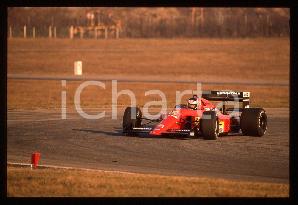 Gerhard BERGER su FERRARI 640 F1 durante GP 1989 35 mm vintage slide 5 Diapositiva d'epoca, in formato 35 mm.CONDIZIONI: GOODE' severamente vietata la riproduzione. Tutti i diritti sono riservati.ICharta mette in vendita, sul negozio eBay e in esclusiva sul sito "icharta" il proprio archivio composto da numerose diapositive e negativi fotografici d'epoca, tutti originali e autentici, che attraversano la storia del costume italiano tra gli la fine degli anni Sessanta e Novanta.Si tratta di uno sguardo inedito sull'attualità, la politica, la vita quotidiana, il gossip e la cultura, che fotografa il cambiamento della nazione in quest'ultimo scorcio del XX secolo. Un'occasione unica per il mercato del collezionismo, che vede finalmente disponibile un archivio eccezionale per vastità, tematiche e condizioni, in un settore (il negativo fotografico e la diapositiva) di assoluta novità e dalle interessanti prospettive di investimento.  GOOD/buono   originale e autentica 1