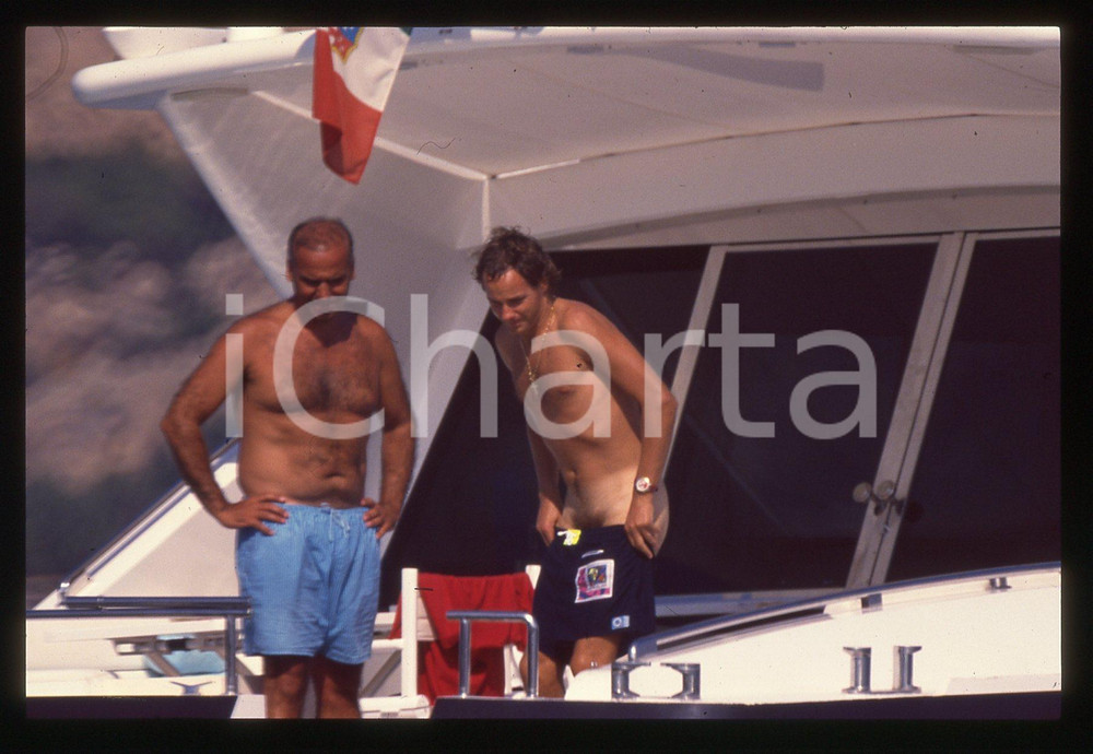 Gerhard BERGER - Pilota FORMULA 1 - COSTUME 1995 ca 35 mm vintage slide 6 Diapositiva d'epoca, in formato 35 mm.CONDIZIONI: GOODE' severamente vietata la riproduzione. Tutti i diritti sono riservati.ICharta mette in vendita, sul negozio eBay e in esclusiva sul sito "icharta" il proprio archivio composto da numerose diapositive e negativi fotografici d'epoca, tutti originali e autentici, che attraversano la storia del costume italiano tra gli la fine degli anni Sessanta e Novanta.Si tratta di uno sguardo inedito sull'attualità, la politica, la vita quotidiana, il gossip e la cultura, che fotografa il cambiamento della nazione in quest'ultimo scorcio del XX secolo. Un'occasione unica per il mercato del collezionismo, che vede finalmente disponibile un archivio eccezionale per vastità, tematiche e condizioni, in un settore (il negativo fotografico e la diapositiva) di assoluta novità e dalle interessanti prospettive di investimento.  GOOD/buono   originale e autentica 1