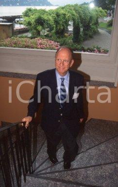 35mm vintage slide* 1998 POLITICA Richard Newton GARDNER ambasciatore USA (8) Diapositiva d'epoca, in formato 35 mm. CONDIZIONI: GOOD Tutti i diritti riservati E' severamente vietata la riproduzione.  ICharta mette in vendita, sul negozio eBay e in esclusiva sul sito "icharta" il proprio archivio composto da numerose diapositive e negativi fotografici d'epoca, tutti originali e autentici, che attraversano la storia del costume italiano tra gli la fine degli anni Sessanta e Novanta.Si tratta di uno sguardo inedito sull'attualit&agrave;, la politica, la vita quotidiana, il gossip e la cultura, che fotografa il cambiamento della nazione in quest'ultimo scorcio del XX secolo. Un'occasione unica per il mercato del collezionismo, che vede finalmente disponibile un archivio eccezionale per vastit&agrave;, tematiche e condizioni, in un settore (il negativo fotografico e la diapositiva) di assoluta novit&agrave; e dalle interessanti prospettive di investimento.  CONDIZIONI:GOOD/buono originale e autentica 1