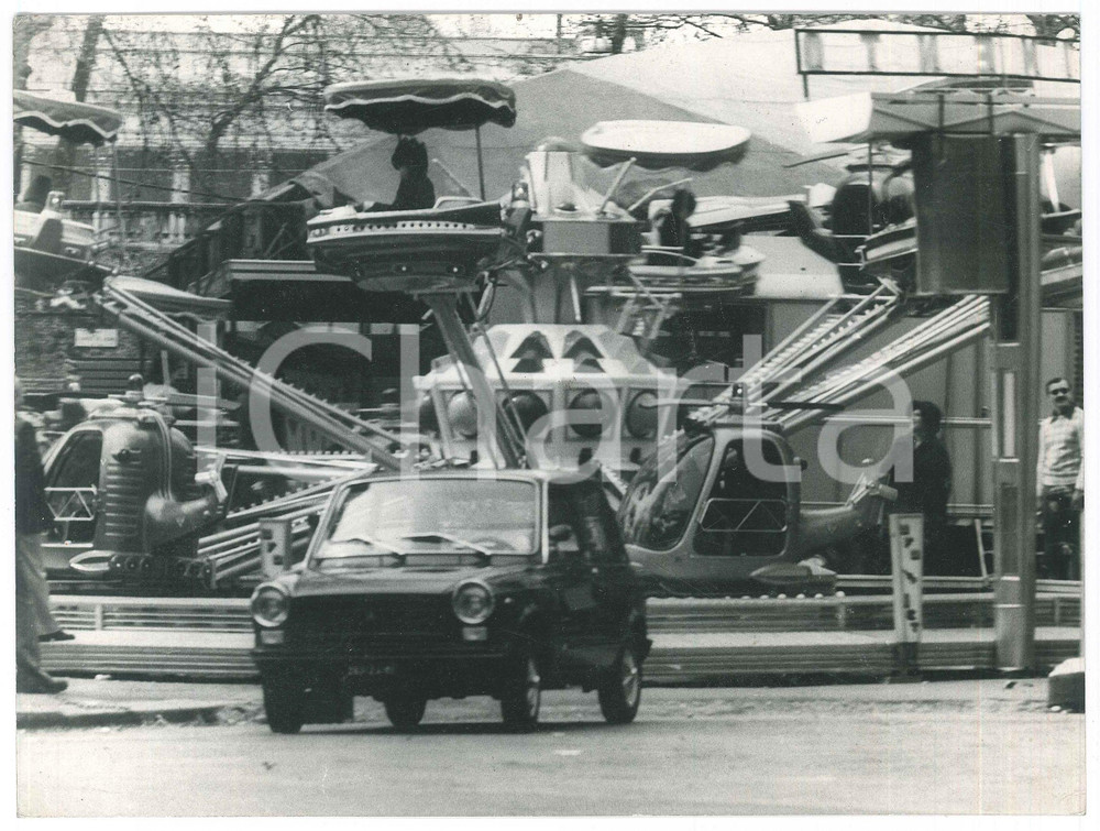 1970 ca COSTUME ITALIA Giostre - Ottovolante - Foto ANIMATA 24x18 cm  Fotografia originale di agenzia. GOOD/buono minimi difetti di stampa Formato: 24x18 cm originale e autentica 1
