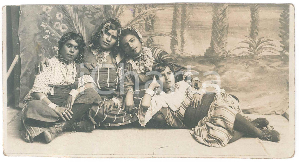 1920 ca ETHNIC TYPES - Young arabian girls on the floor - Photo 17x9 cm Fotografia originale d'epoca.  POOR/danneggiato margine superiore rifilato Formato: 17x9 cm originale e autentica 1