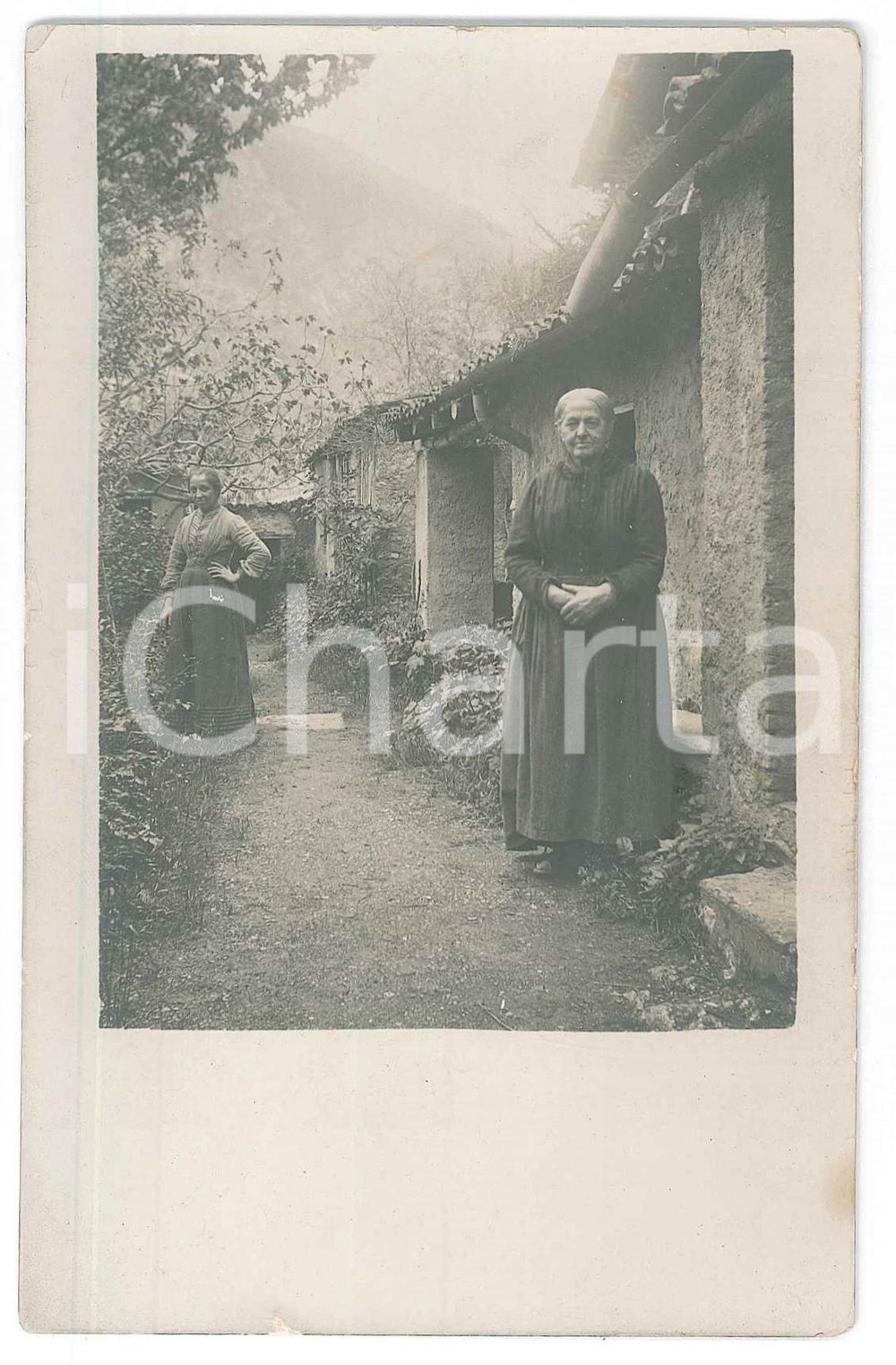 1910 ca VALTELLINA (?) Donne tra le case in pietra - Foto anonima 9x14 cm