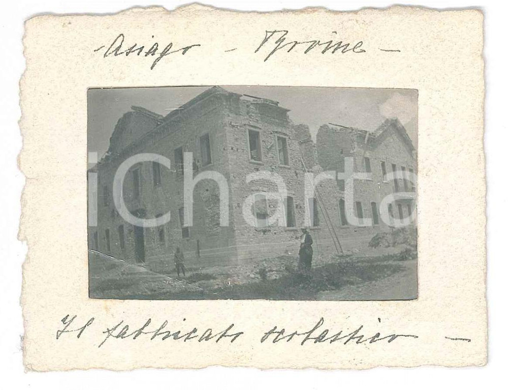 1918 WW1 ASIAGO Edificio scolastico distrutto - Foto ANIMATA 9x7 cm Fotografia originale d'epoca. FAIR/discreto piegatura alla fotografia Formato: 9x7 cm originale e autentica 1