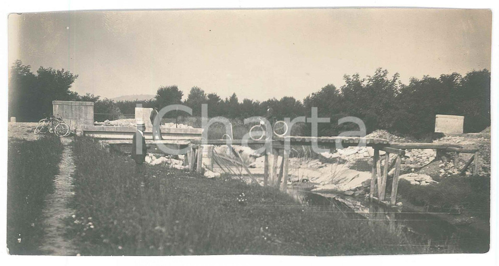 1918 (?) WW1 ZONA DI GUERRA - Passaggio in bicicletta su ponte distrutto *Foto