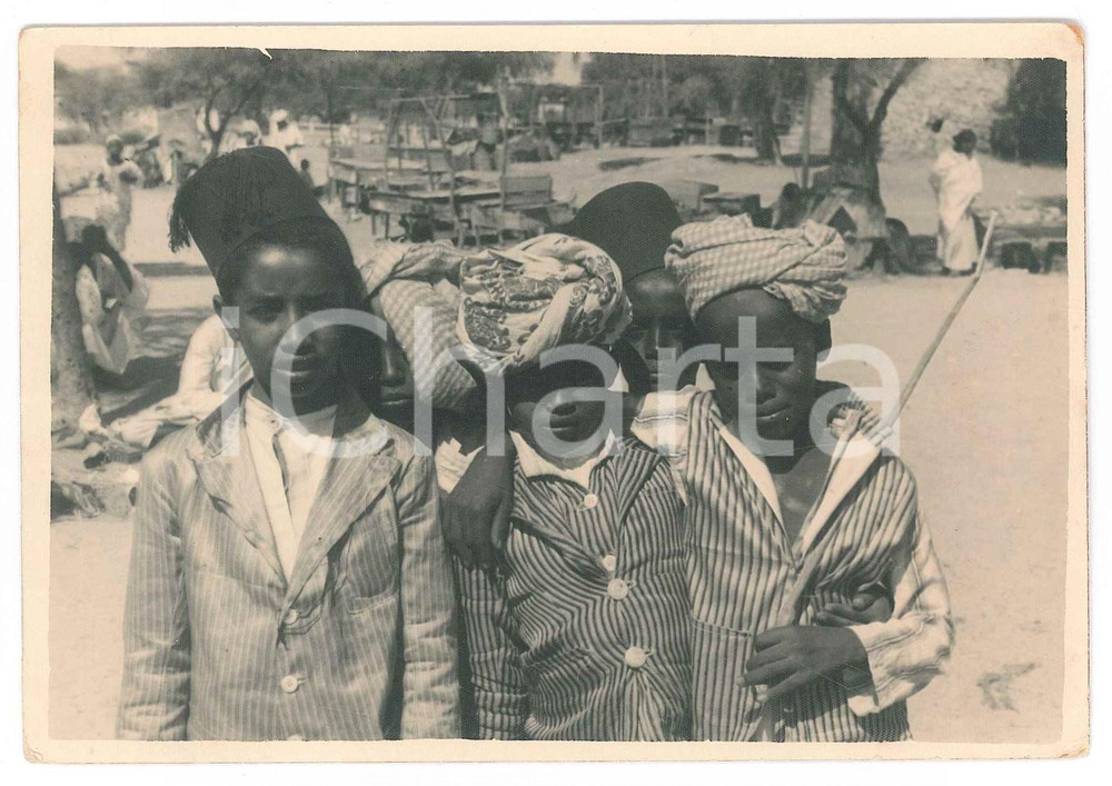 1936 A.O.I. MASSAUA (ERITREA) Gruppo di bambini - Foto cartolina 15x10 cm Fotografia originale d'epoca, in formato cartolina postale, con messaggio manoscritto al verso. FAIR/discreto piccole piegature angolari Formato: 15x10 cm originale e autentica 1