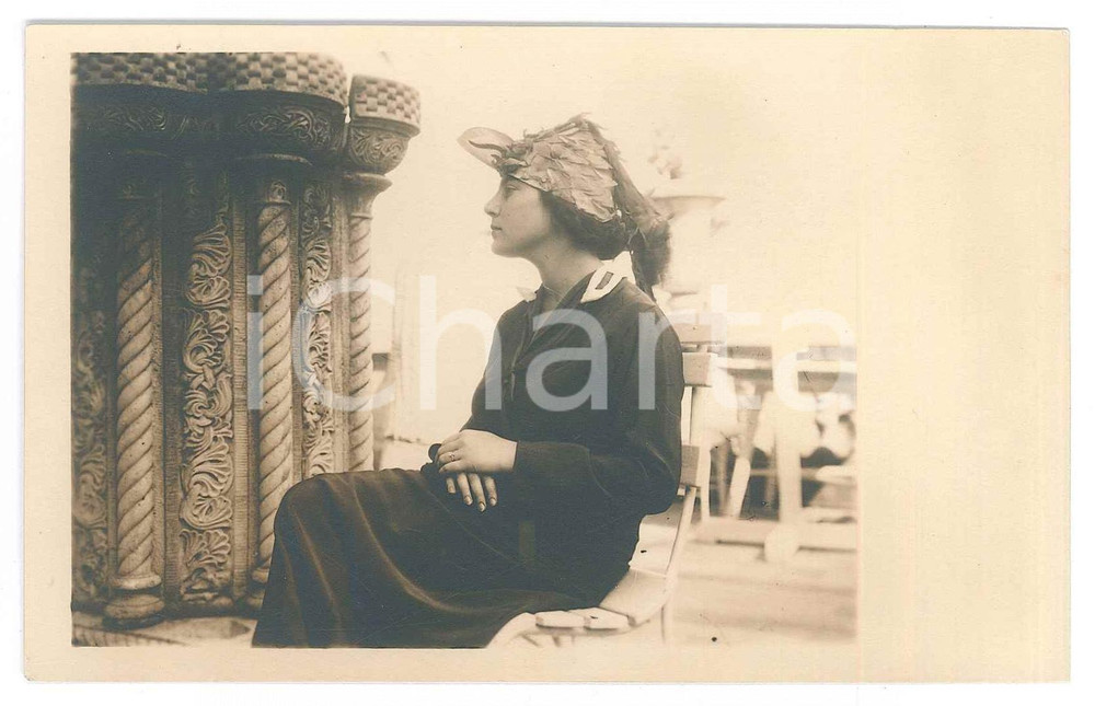 1920 ca COSTUME ITALIA Donna con cappello di foglie - Foto anonima 14x9 Fotografia originale d'epoca, in formato cartolina postale. GOOD/buono  Formato: 14x9 cm originale e autentica 1