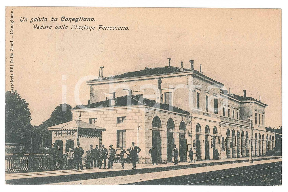 1908 CONEGLIANO (TV) Veduta della stazione ferroviaria - Cartolina ANIMATA RARA Cartolina postale d'epoca, viaggiata. Messaggio a matita visibile dove si trovava il francobollo.  GOOD/buono  Formato: 14x9 cm originale e autentica 1