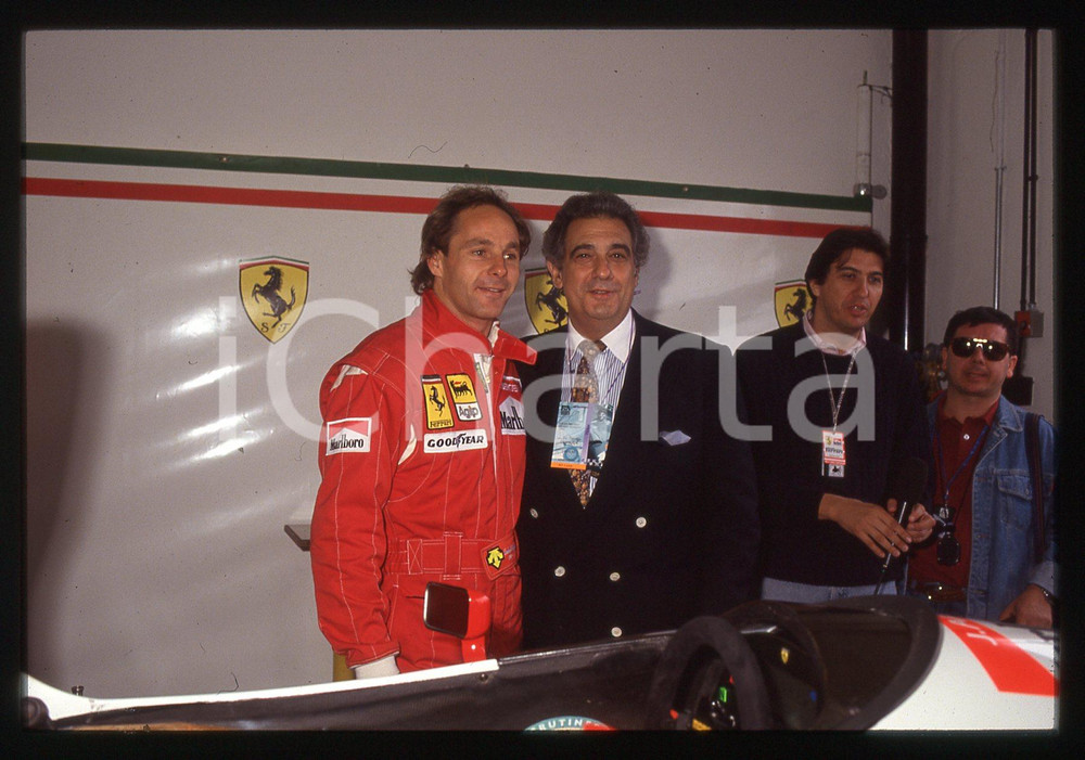 Gerhard BERGER e Placido DOMINGO nei box FERRARI 1995 ca 35 mm vintage slide 2 Diapositiva d'epoca, in formato 35 mm.CONDIZIONI: GOODE' severamente vietata la riproduzione. Tutti i diritti sono riservati.ICharta mette in vendita, sul negozio eBay e in esclusiva sul sito "icharta" il proprio archivio composto da numerose diapositive e negativi fotografici d'epoca, tutti originali e autentici, che attraversano la storia del costume italiano tra gli la fine degli anni Sessanta e Novanta.Si tratta di uno sguardo inedito sull'attualità, la politica, la vita quotidiana, il gossip e la cultura, che fotografa il cambiamento della nazione in quest'ultimo scorcio del XX secolo. Un'occasione unica per il mercato del collezionismo, che vede finalmente disponibile un archivio eccezionale per vastità, tematiche e condizioni, in un settore (il negativo fotografico e la diapositiva) di assoluta novità e dalle interessanti prospettive di investimento.  GOOD/buono   originale e autentica 1