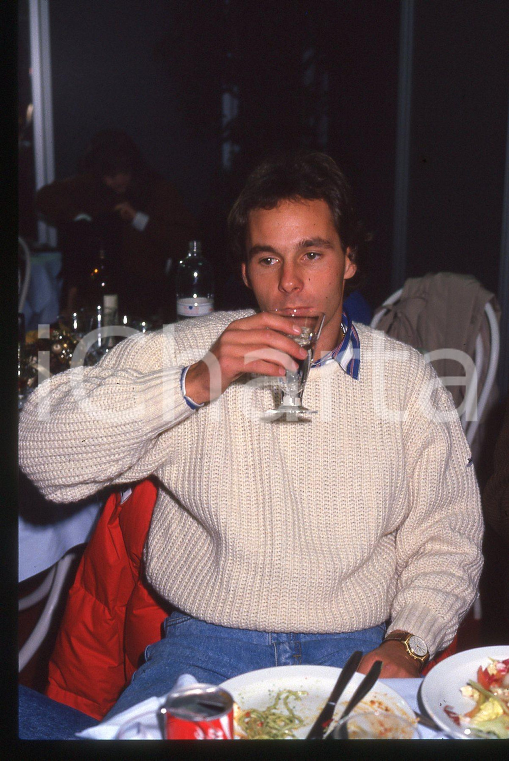 Gerhard BERGER - F1 Pilota scuderia FERRARI - 1995 ca 35 mm vintage slide 143 Diapositiva d'epoca, in formato 35 mm.CONDIZIONI: GOODE' severamente vietata la riproduzione. Tutti i diritti sono riservati. ICharta mette in vendita, sul negozio eBay e in esclusiva sul sito "icharta" il proprio archivio composto da numerose diapositive e negativi fotografici d'epoca, tutti originali e autentici, che attraversano la storia del costume italiano tra gli la fine degli anni Sessanta e Novanta.Si tratta di uno sguardo inedito sull'attualità, la politica, la vita quotidiana, il gossip e la cultura, che fotografa il cambiamento della nazione in quest'ultimo scorcio del XX secolo. Un'occasione unica per il mercato del collezionismo, che vede finalmente disponibile un archivio eccezionale per vastità, tematiche e condizioni, in un settore (il negativo fotografico e la diapositiva) di assoluta novità e dalle interessanti prospettive di investimento.  GOOD/buono   originale e autentica 1