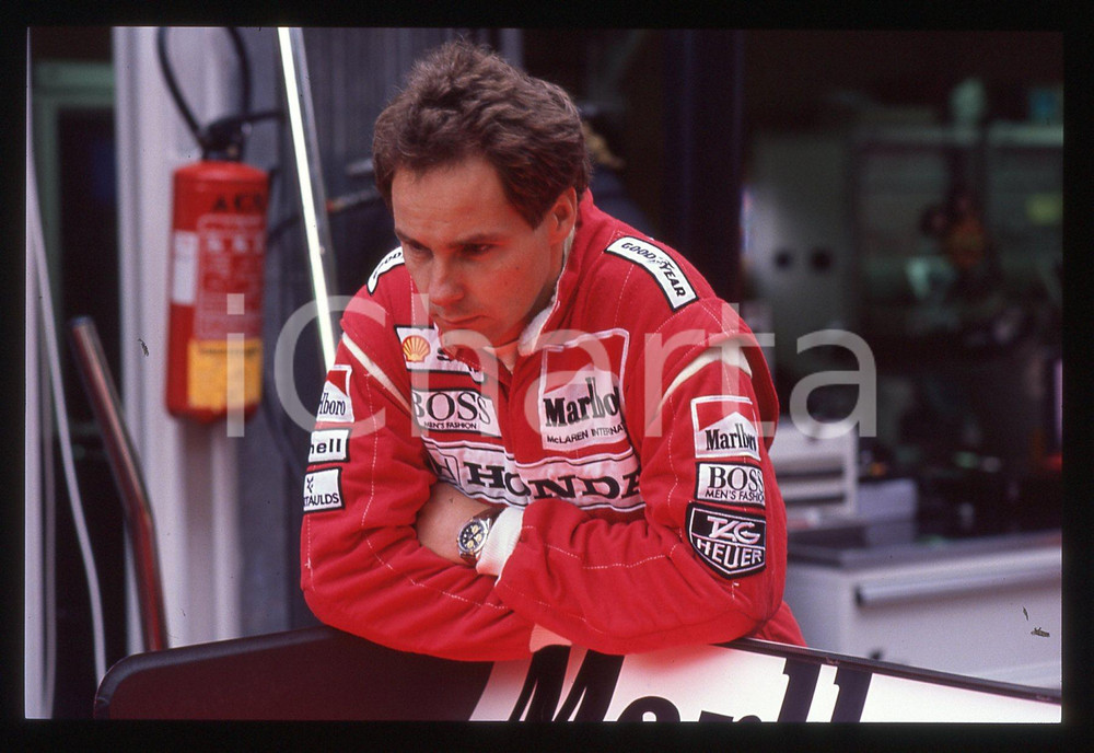 Gerhard BERGER - F1 Pilota scuderia FERRARI - 1990 ca 35 mm vintage slide 9 Diapositiva d'epoca, in formato 35 mm.CONDIZIONI: GOODE' severamente vietata la riproduzione. Tutti i diritti sono riservati. ICharta mette in vendita, sul negozio eBay e in esclusiva sul sito "icharta" il proprio archivio composto da numerose diapositive e negativi fotografici d'epoca, tutti originali e autentici, che attraversano la storia del costume italiano tra gli la fine degli anni Sessanta e Novanta.Si tratta di uno sguardo inedito sull'attualità, la politica, la vita quotidiana, il gossip e la cultura, che fotografa il cambiamento della nazione in quest'ultimo scorcio del XX secolo. Un'occasione unica per il mercato del collezionismo, che vede finalmente disponibile un archivio eccezionale per vastità, tematiche e condizioni, in un settore (il negativo fotografico e la diapositiva) di assoluta novità e dalle interessanti prospettive di investimento.  GOOD/buono   originale e autentica 1