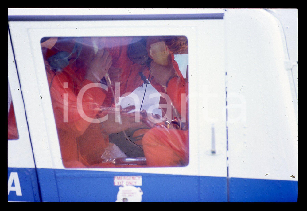 Gerhard BERGER - Incidente F1 GP SAN MARINO 1989 35 mm vintage slide 17 Diapositiva d'epoca, in formato 35 mm.CONDIZIONI: GOODE' severamente vietata la riproduzione. Tutti i diritti sono riservati.ICharta mette in vendita, sul negozio eBay e in esclusiva sul sito "icharta" il proprio archivio composto da numerose diapositive e negativi fotografici d'epoca, tutti originali e autentici, che attraversano la storia del costume italiano tra gli la fine degli anni Sessanta e Novanta.Si tratta di uno sguardo inedito sull'attualità, la politica, la vita quotidiana, il gossip e la cultura, che fotografa il cambiamento della nazione in quest'ultimo scorcio del XX secolo. Un'occasione unica per il mercato del collezionismo, che vede finalmente disponibile un archivio eccezionale per vastità, tematiche e condizioni, in un settore (il negativo fotografico e la diapositiva) di assoluta novità e dalle interessanti prospettive di investimento.  GOOD/buono   originale e autentica 1