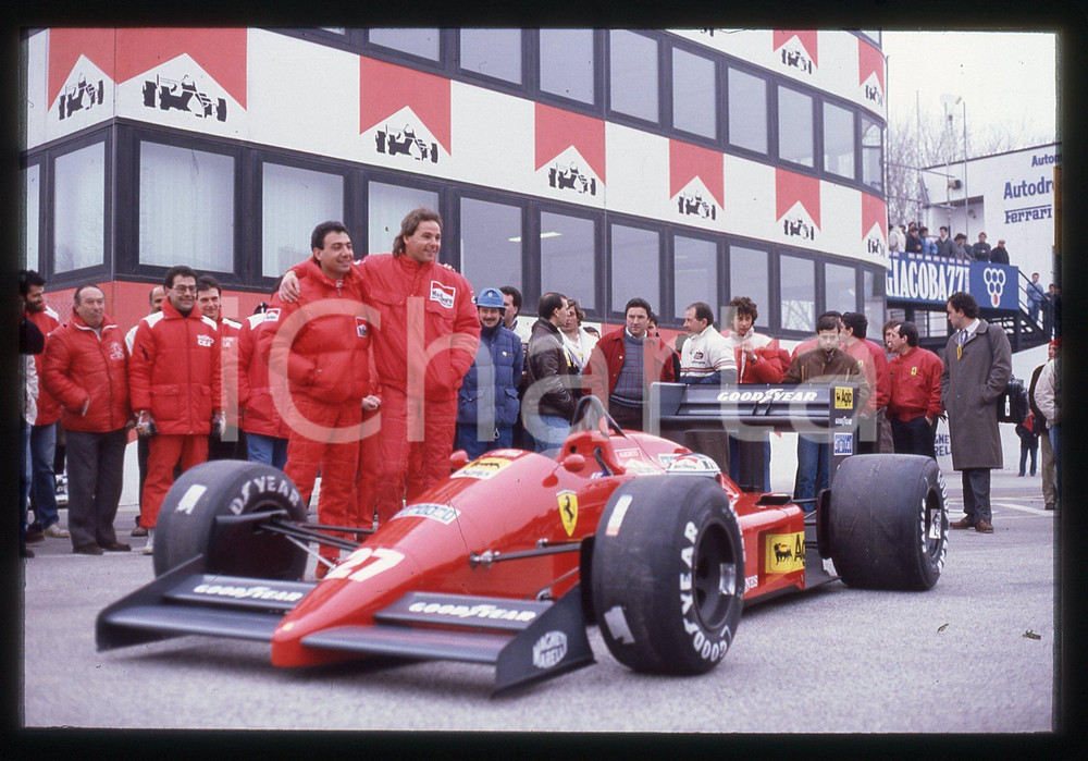 Gerhard BERGER e Michele ALBORETO con FERRARI F1-87 1987 35 mm vintage slide 14 Diapositiva d'epoca, in formato 35 mm.CONDIZIONI: GOODE' severamente vietata la riproduzione. Tutti i diritti sono riservati.ICharta mette in vendita, sul negozio eBay e in esclusiva sul sito "icharta" il proprio archivio composto da numerose diapositive e negativi fotografici d'epoca, tutti originali e autentici, che attraversano la storia del costume italiano tra gli la fine degli anni Sessanta e Novanta.Si tratta di uno sguardo inedito sull'attualità, la politica, la vita quotidiana, il gossip e la cultura, che fotografa il cambiamento della nazione in quest'ultimo scorcio del XX secolo. Un'occasione unica per il mercato del collezionismo, che vede finalmente disponibile un archivio eccezionale per vastità, tematiche e condizioni, in un settore (il negativo fotografico e la diapositiva) di assoluta novità e dalle interessanti prospettive di investimento.  GOOD/buono   originale e autentica 1