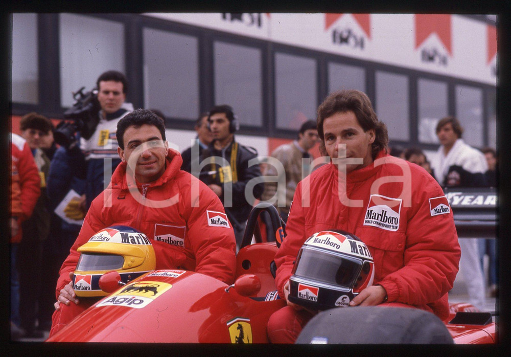 Gerhard BERGER e Michele ALBORETO con FERRARI F1-87 1987 35 mm vintage slide 15 Diapositiva d'epoca, in formato 35 mm.CONDIZIONI: GOODE' severamente vietata la riproduzione. Tutti i diritti sono riservati.ICharta mette in vendita, sul negozio eBay e in esclusiva sul sito "icharta" il proprio archivio composto da numerose diapositive e negativi fotografici d'epoca, tutti originali e autentici, che attraversano la storia del costume italiano tra gli la fine degli anni Sessanta e Novanta.Si tratta di uno sguardo inedito sull'attualità, la politica, la vita quotidiana, il gossip e la cultura, che fotografa il cambiamento della nazione in quest'ultimo scorcio del XX secolo. Un'occasione unica per il mercato del collezionismo, che vede finalmente disponibile un archivio eccezionale per vastità, tematiche e condizioni, in un settore (il negativo fotografico e la diapositiva) di assoluta novità e dalle interessanti prospettive di investimento.  GOOD/buono   originale e autentica 1