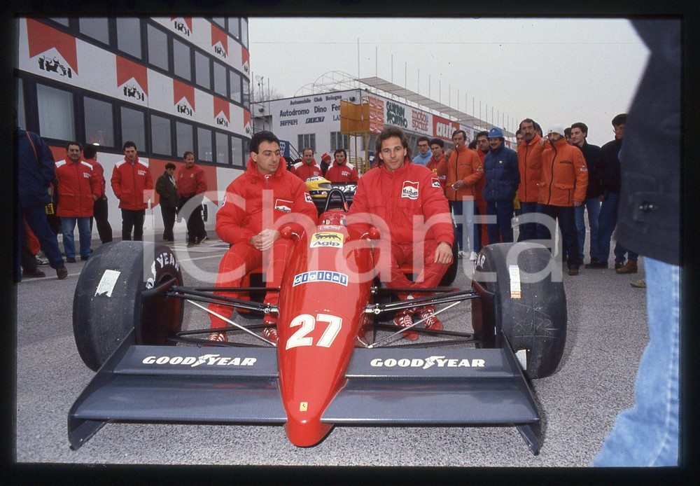 Gerhard BERGER e Michele ALBORETO con FERRARI F1-87 1987 35 mm vintage slide 16 Diapositiva d'epoca, in formato 35 mm.CONDIZIONI: GOODE' severamente vietata la riproduzione. Tutti i diritti sono riservati.ICharta mette in vendita, sul negozio eBay e in esclusiva sul sito "icharta" il proprio archivio composto da numerose diapositive e negativi fotografici d'epoca, tutti originali e autentici, che attraversano la storia del costume italiano tra gli la fine degli anni Sessanta e Novanta.Si tratta di uno sguardo inedito sull'attualità, la politica, la vita quotidiana, il gossip e la cultura, che fotografa il cambiamento della nazione in quest'ultimo scorcio del XX secolo. Un'occasione unica per il mercato del collezionismo, che vede finalmente disponibile un archivio eccezionale per vastità, tematiche e condizioni, in un settore (il negativo fotografico e la diapositiva) di assoluta novità e dalle interessanti prospettive di investimento.  GOOD/buono   originale e autentica 1