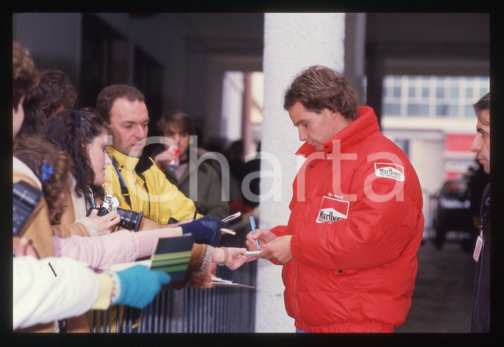 Gerhard BERGER - F1 Pilota scuderia FERRARI - 1995 ca 35 mm vintage slide 156 Diapositiva d'epoca, in formato 35 mm.CONDIZIONI: GOODE' severamente vietata la riproduzione. Tutti i diritti sono riservati.ICharta mette in vendita, sul negozio eBay e in esclusiva sul sito "icharta" il proprio archivio composto da numerose diapositive e negativi fotografici d'epoca, tutti originali e autentici, che attraversano la storia del costume italiano tra gli la fine degli anni Sessanta e Novanta.Si tratta di uno sguardo inedito sull'attualità, la politica, la vita quotidiana, il gossip e la cultura, che fotografa il cambiamento della nazione in quest'ultimo scorcio del XX secolo. Un'occasione unica per il mercato del collezionismo, che vede finalmente disponibile un archivio eccezionale per vastità, tematiche e condizioni, in un settore (il negativo fotografico e la diapositiva) di assoluta novità e dalle interessanti prospettive di investimento.  GOOD/buono   originale e autentica 1