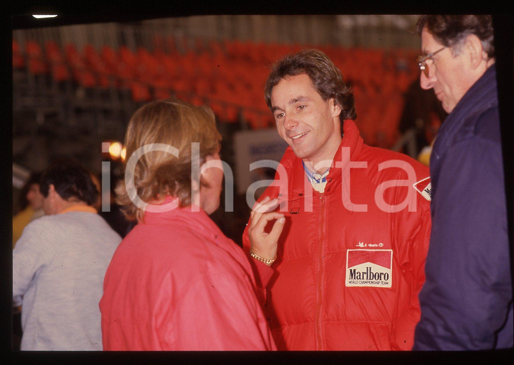 Gerhard BERGER e Keke ROSBERG F1 scuderia FERRARI 1990 ca 35 mm vintage slide Diapositiva d'epoca, in formato 35 mm.CONDIZIONI: GOODE' severamente vietata la riproduzione. Tutti i diritti sono riservati.ICharta mette in vendita, sul negozio eBay e in esclusiva sul sito "icharta" il proprio archivio composto da numerose diapositive e negativi fotografici d'epoca, tutti originali e autentici, che attraversano la storia del costume italiano tra gli la fine degli anni Sessanta e Novanta.Si tratta di uno sguardo inedito sull'attualità, la politica, la vita quotidiana, il gossip e la cultura, che fotografa il cambiamento della nazione in quest'ultimo scorcio del XX secolo. Un'occasione unica per il mercato del collezionismo, che vede finalmente disponibile un archivio eccezionale per vastità, tematiche e condizioni, in un settore (il negativo fotografico e la diapositiva) di assoluta novità e dalle interessanti prospettive di investimento.  GOOD/buono   originale e autentica 1