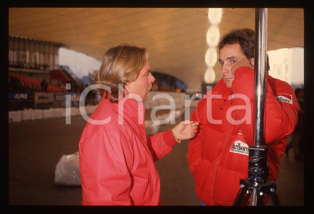 Gerhard BERGER e Keke ROSBERG F1 scuderia FERRARI 1990 ca 35 mm vintage slide 2 Diapositiva d'epoca, in formato 35 mm.CONDIZIONI: GOODE' severamente vietata la riproduzione. Tutti i diritti sono riservati.ICharta mette in vendita, sul negozio eBay e in esclusiva sul sito "icharta" il proprio archivio composto da numerose diapositive e negativi fotografici d'epoca, tutti originali e autentici, che attraversano la storia del costume italiano tra gli la fine degli anni Sessanta e Novanta.Si tratta di uno sguardo inedito sull'attualità, la politica, la vita quotidiana, il gossip e la cultura, che fotografa il cambiamento della nazione in quest'ultimo scorcio del XX secolo. Un'occasione unica per il mercato del collezionismo, che vede finalmente disponibile un archivio eccezionale per vastità, tematiche e condizioni, in un settore (il negativo fotografico e la diapositiva) di assoluta novità e dalle interessanti prospettive di investimento.  GOOD/buono   originale e autentica 1