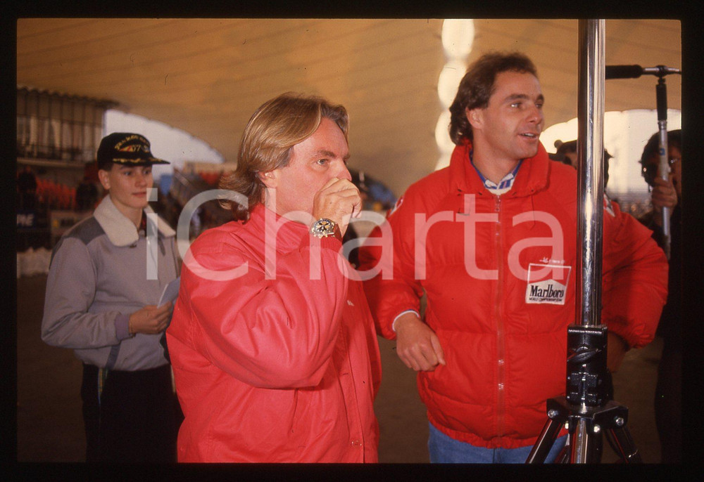 Gerhard BERGER e Keke ROSBERG F1 scuderia FERRARI 1990 ca 35 mm vintage slide 3 Diapositiva d'epoca, in formato 35 mm.CONDIZIONI: GOODE' severamente vietata la riproduzione. Tutti i diritti sono riservati. ICharta mette in vendita, sul negozio eBay e in esclusiva sul sito "icharta" il proprio archivio composto da numerose diapositive e negativi fotografici d'epoca, tutti originali e autentici, che attraversano la storia del costume italiano tra gli la fine degli anni Sessanta e Novanta.Si tratta di uno sguardo inedito sull'attualità, la politica, la vita quotidiana, il gossip e la cultura, che fotografa il cambiamento della nazione in quest'ultimo scorcio del XX secolo. Un'occasione unica per il mercato del collezionismo, che vede finalmente disponibile un archivio eccezionale per vastità, tematiche e condizioni, in un settore (il negativo fotografico e la diapositiva) di assoluta novità e dalle interessanti prospettive di investimento.  GOOD/buono   originale e autentica 1