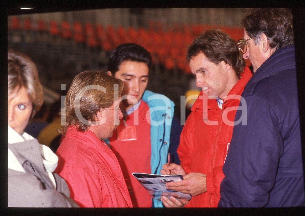 Gerhard BERGER e Keke ROSBERG F1 scuderia FERRARI 1990 ca 35 mm vintage slide 4 Diapositiva d'epoca, in formato 35 mm.CONDIZIONI: GOODE' severamente vietata la riproduzione. Tutti i diritti sono riservati. ICharta mette in vendita, sul negozio eBay e in esclusiva sul sito "icharta" il proprio archivio composto da numerose diapositive e negativi fotografici d'epoca, tutti originali e autentici, che attraversano la storia del costume italiano tra gli la fine degli anni Sessanta e Novanta.Si tratta di uno sguardo inedito sull'attualità, la politica, la vita quotidiana, il gossip e la cultura, che fotografa il cambiamento della nazione in quest'ultimo scorcio del XX secolo. Un'occasione unica per il mercato del collezionismo, che vede finalmente disponibile un archivio eccezionale per vastità, tematiche e condizioni, in un settore (il negativo fotografico e la diapositiva) di assoluta novità e dalle interessanti prospettive di investimento.  GOOD/buono   originale e autentica 1