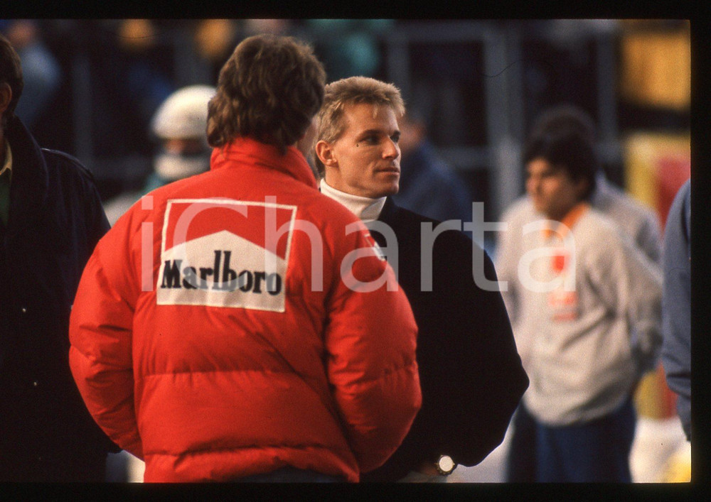Gerhard BERGER - F1 Pilota scuderia FERRARI - 1995 ca 35 mm vintage slide 161 Diapositiva d'epoca, in formato 35 mm.CONDIZIONI: GOODE' severamente vietata la riproduzione. Tutti i diritti sono riservati. ICharta mette in vendita, sul negozio eBay e in esclusiva sul sito "icharta" il proprio archivio composto da numerose diapositive e negativi fotografici d'epoca, tutti originali e autentici, che attraversano la storia del costume italiano tra gli la fine degli anni Sessanta e Novanta.Si tratta di uno sguardo inedito sull'attualità, la politica, la vita quotidiana, il gossip e la cultura, che fotografa il cambiamento della nazione in quest'ultimo scorcio del XX secolo. Un'occasione unica per il mercato del collezionismo, che vede finalmente disponibile un archivio eccezionale per vastità, tematiche e condizioni, in un settore (il negativo fotografico e la diapositiva) di assoluta novità e dalle interessanti prospettive di investimento.  GOOD/buono   originale e autentica 1