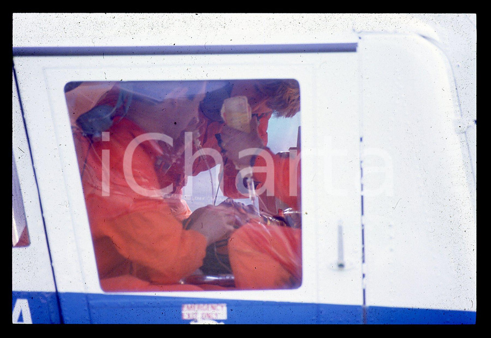 Gerhard BERGER - Incidente F1 GP SAN MARINO 1989 35 mm vintage slide 21 Diapositiva d'epoca, in formato 35 mm.CONDIZIONI: GOODE' severamente vietata la riproduzione. Tutti i diritti sono riservati.ICharta mette in vendita, sul negozio eBay e in esclusiva sul sito "icharta" il proprio archivio composto da numerose diapositive e negativi fotografici d'epoca, tutti originali e autentici, che attraversano la storia del costume italiano tra gli la fine degli anni Sessanta e Novanta.Si tratta di uno sguardo inedito sull'attualità, la politica, la vita quotidiana, il gossip e la cultura, che fotografa il cambiamento della nazione in quest'ultimo scorcio del XX secolo. Un'occasione unica per il mercato del collezionismo, che vede finalmente disponibile un archivio eccezionale per vastità, tematiche e condizioni, in un settore (il negativo fotografico e la diapositiva) di assoluta novità e dalle interessanti prospettive di investimento.  GOOD/buono   originale e autentica 1