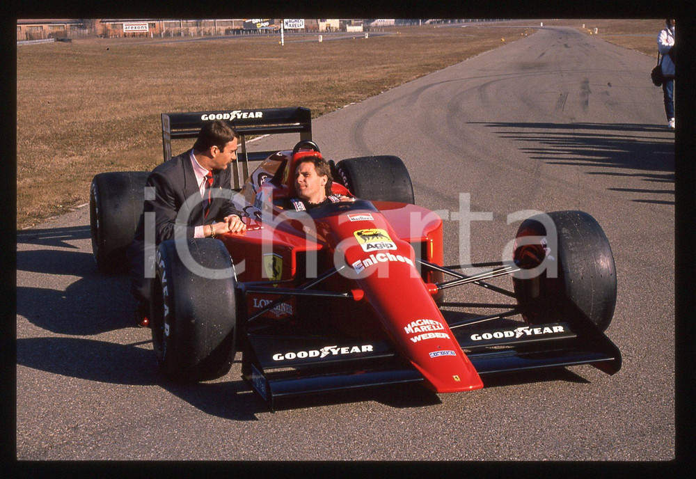 Gerhard BERGER Nigel MANSELL FERRARI 640 F1 FIORANO 1989 35 mm vintage slide 19 Diapositiva d'epoca, in formato 35 mm.CONDIZIONI: GOODE' severamente vietata la riproduzione. Tutti i diritti sono riservati. ICharta mette in vendita, sul negozio eBay e in esclusiva sul sito "icharta" il proprio archivio composto da numerose diapositive e negativi fotografici d'epoca, tutti originali e autentici, che attraversano la storia del costume italiano tra gli la fine degli anni Sessanta e Novanta.Si tratta di uno sguardo inedito sull'attualità, la politica, la vita quotidiana, il gossip e la cultura, che fotografa il cambiamento della nazione in quest'ultimo scorcio del XX secolo. Un'occasione unica per il mercato del collezionismo, che vede finalmente disponibile un archivio eccezionale per vastità, tematiche e condizioni, in un settore (il negativo fotografico e la diapositiva) di assoluta novità e dalle interessanti prospettive di investimento.  GOOD/buono   originale e autentica 1