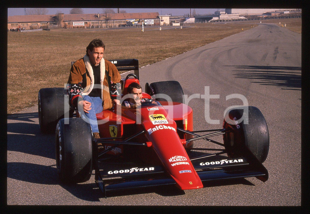 Gerhard BERGER Nigel MANSELL FERRARI 640 F1 FIORANO 1989 35 mm vintage slide 23 Diapositiva d'epoca, in formato 35 mm.CONDIZIONI: GOODE' severamente vietata la riproduzione. Tutti i diritti sono riservati.ICharta mette in vendita, sul negozio eBay e in esclusiva sul sito "icharta" il proprio archivio composto da numerose diapositive e negativi fotografici d'epoca, tutti originali e autentici, che attraversano la storia del costume italiano tra gli la fine degli anni Sessanta e Novanta.Si tratta di uno sguardo inedito sull'attualità, la politica, la vita quotidiana, il gossip e la cultura, che fotografa il cambiamento della nazione in quest'ultimo scorcio del XX secolo. Un'occasione unica per il mercato del collezionismo, che vede finalmente disponibile un archivio eccezionale per vastità, tematiche e condizioni, in un settore (il negativo fotografico e la diapositiva) di assoluta novità e dalle interessanti prospettive di investimento.  GOOD/buono   originale e autentica 1